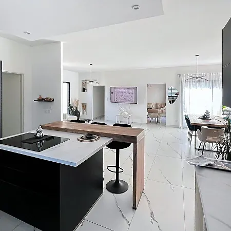 Contemporary With Pool * Creysse (Dordogne)
